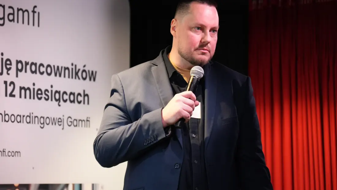 Prelegent z mikrofonem podczas wystąpienia