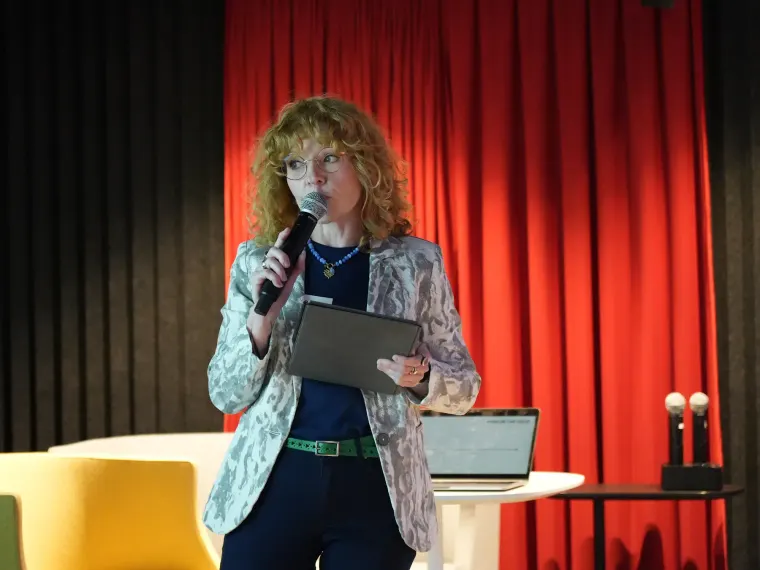 Prelegentka z mikrofonem na scenie