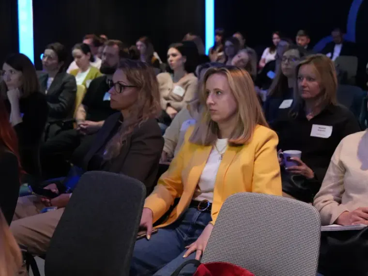 Uczestniczki na sali w trakcie wystąpienia