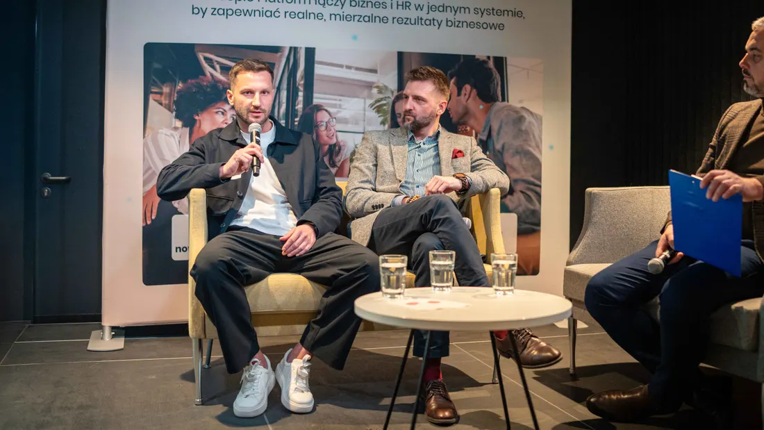Rozmowa dwóch prelegentów w fotelach na scenie