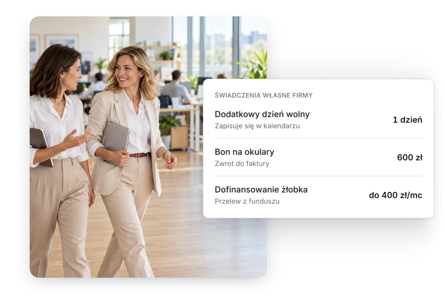 Dwie specjalistki HR idą przez biuro w trakcie rozmowy; obok karta z panelu: świadczenia własne firmy – dodatkowy dzień wolny, bon na okulary za 600 zł i dofinansowanie żłobka do 400 zł miesięcznie