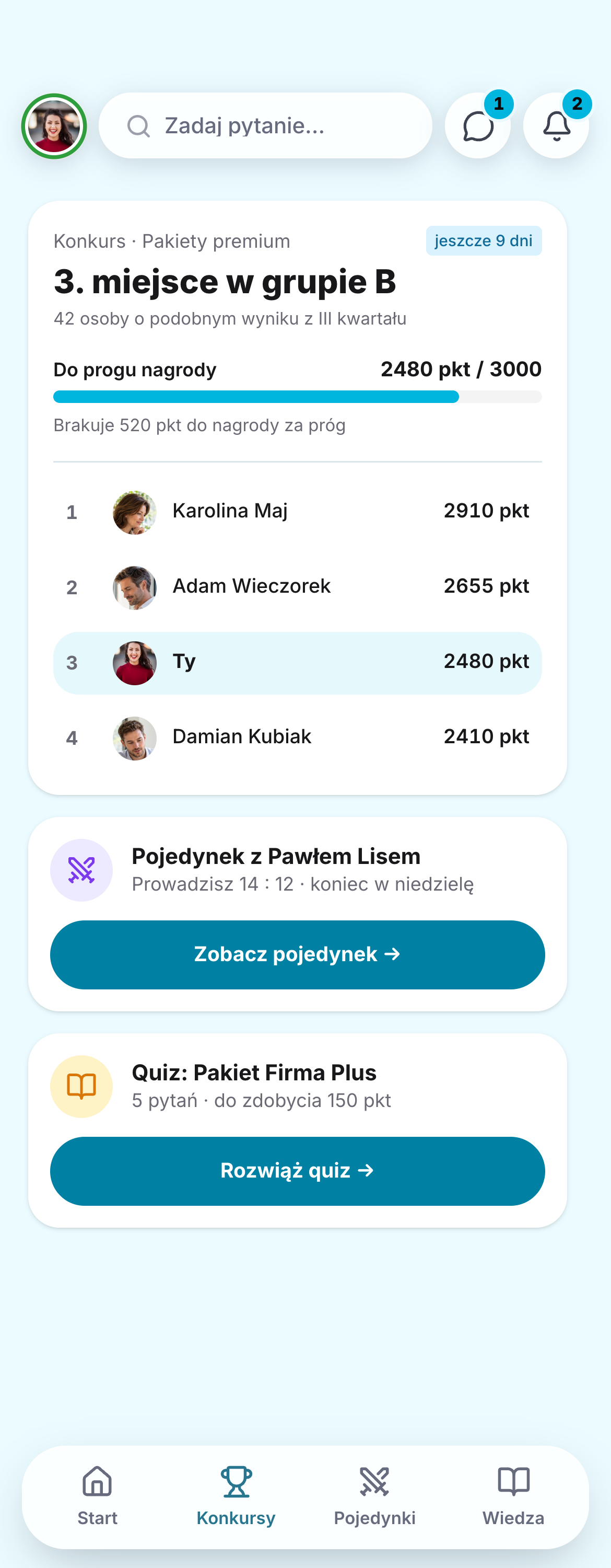 Ekran konkursu „Pakiety premium” w aplikacji Gamfi na telefonie: 3. miejsce w grupie B z 42 osób, 2480 z 3000 punktów do progu nagrody, brakuje 520 punktów, ranking czterech osób z grupy oraz karty pojedynku z Pawłem Lisem 14 : 12 i quizu o Pakiecie Firma Plus za 150 punktów