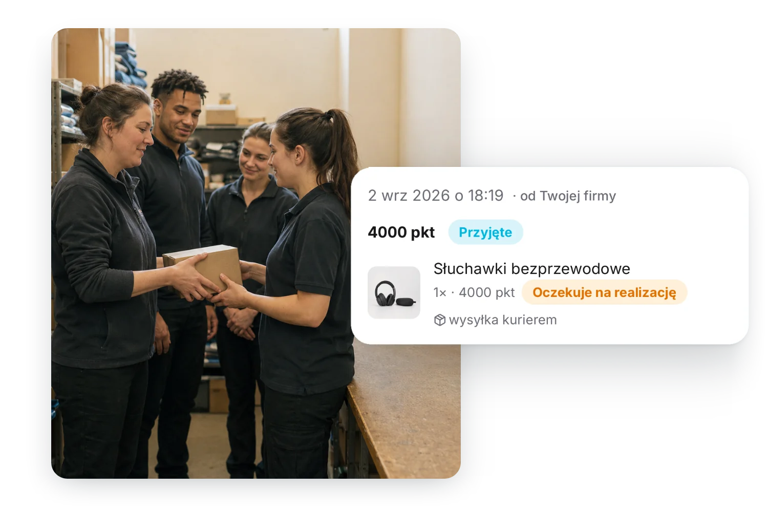 Zespół na zapleczu odbiera paczkę, obok karta z platformy: zamówione słuchawki bezprzewodowe za 4000 punktów, przyjęte do realizacji, z wysyłką kurierem