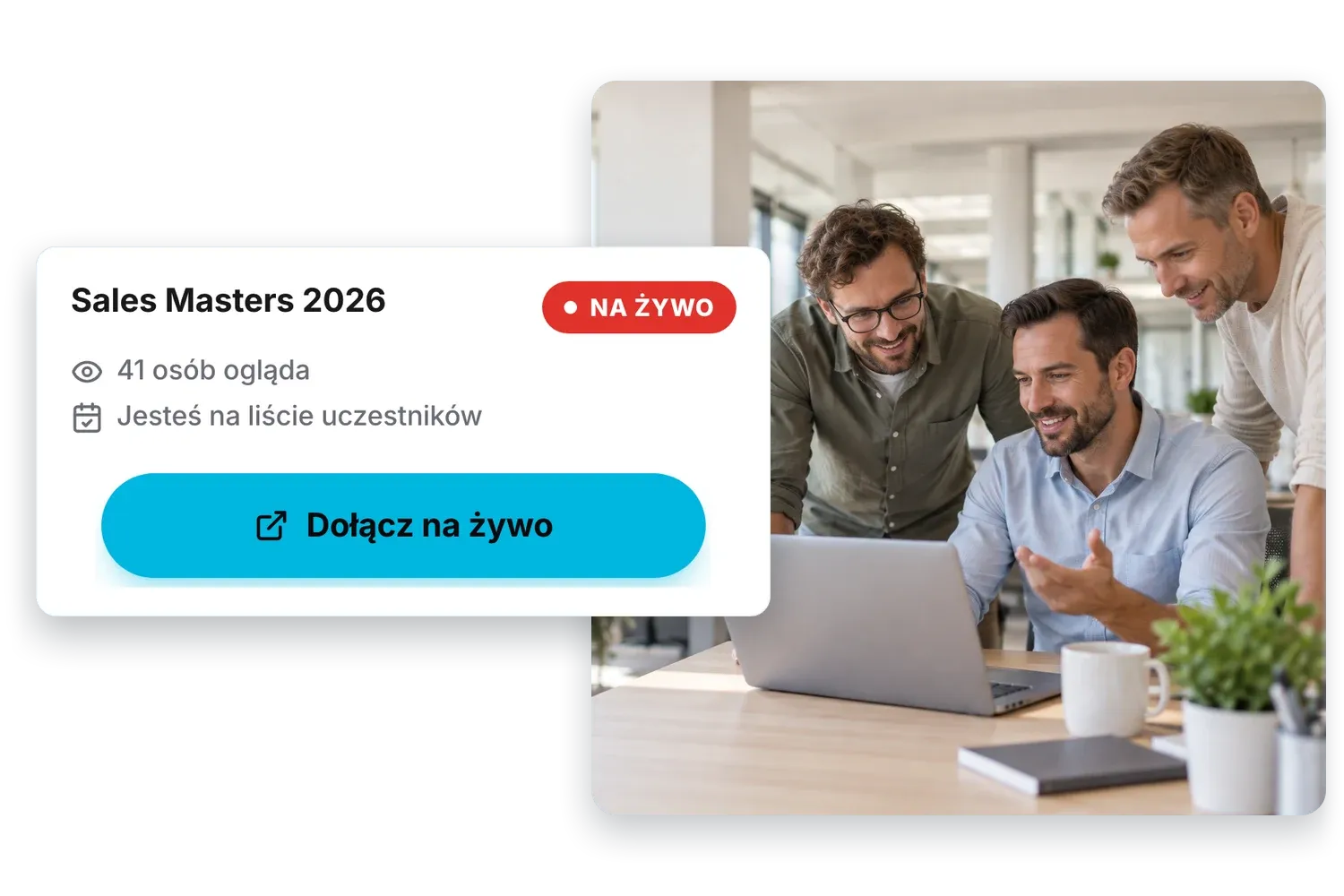 Trzej handlowcy w jasnym biurze oglądają razem coś na laptopie, obok karta wydarzenia „Sales Masters 2026” ze znacznikiem „na żywo”, liczbą 41 osób oglądających, statusem „jesteś na liście uczestników” i przyciskiem „dołącz na żywo”
